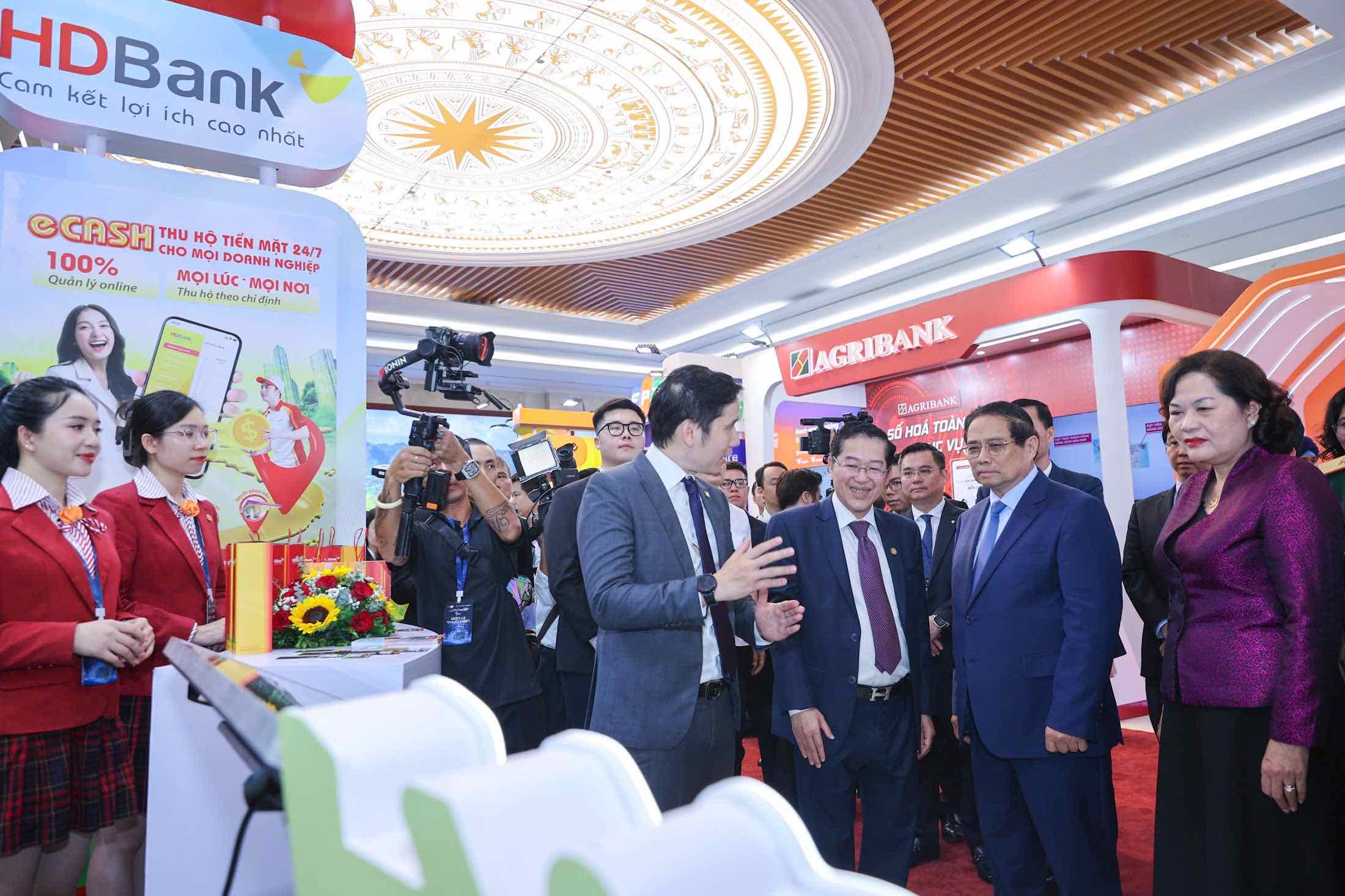 Thủ tướng Ch&iacute;nh phủ, Thống đốc Ng&acirc;n h&agrave;ng Nh&agrave; nước v&agrave; đo&agrave;n l&atilde;nh đạo tham quan kh&ocirc;ng gian số của HDBank tại sự kiện - Ảnh: HDBank.