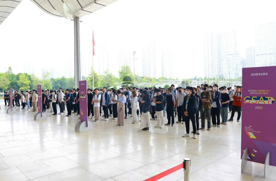 C&aacute;c ứng vi&ecirc;n tập trung trước khi bước v&agrave;o khu vực thi.