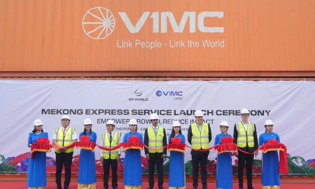 Các đại biểu cắt băng khánh thành tuyến Mekong Express.