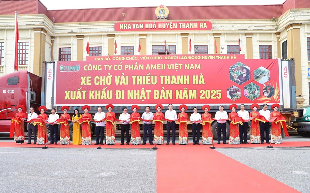 Cắt băng xuất khẩu l&ocirc; h&agrave;ng vải thiều Thanh H&agrave; đầu ti&ecirc;n trong năm 2025.