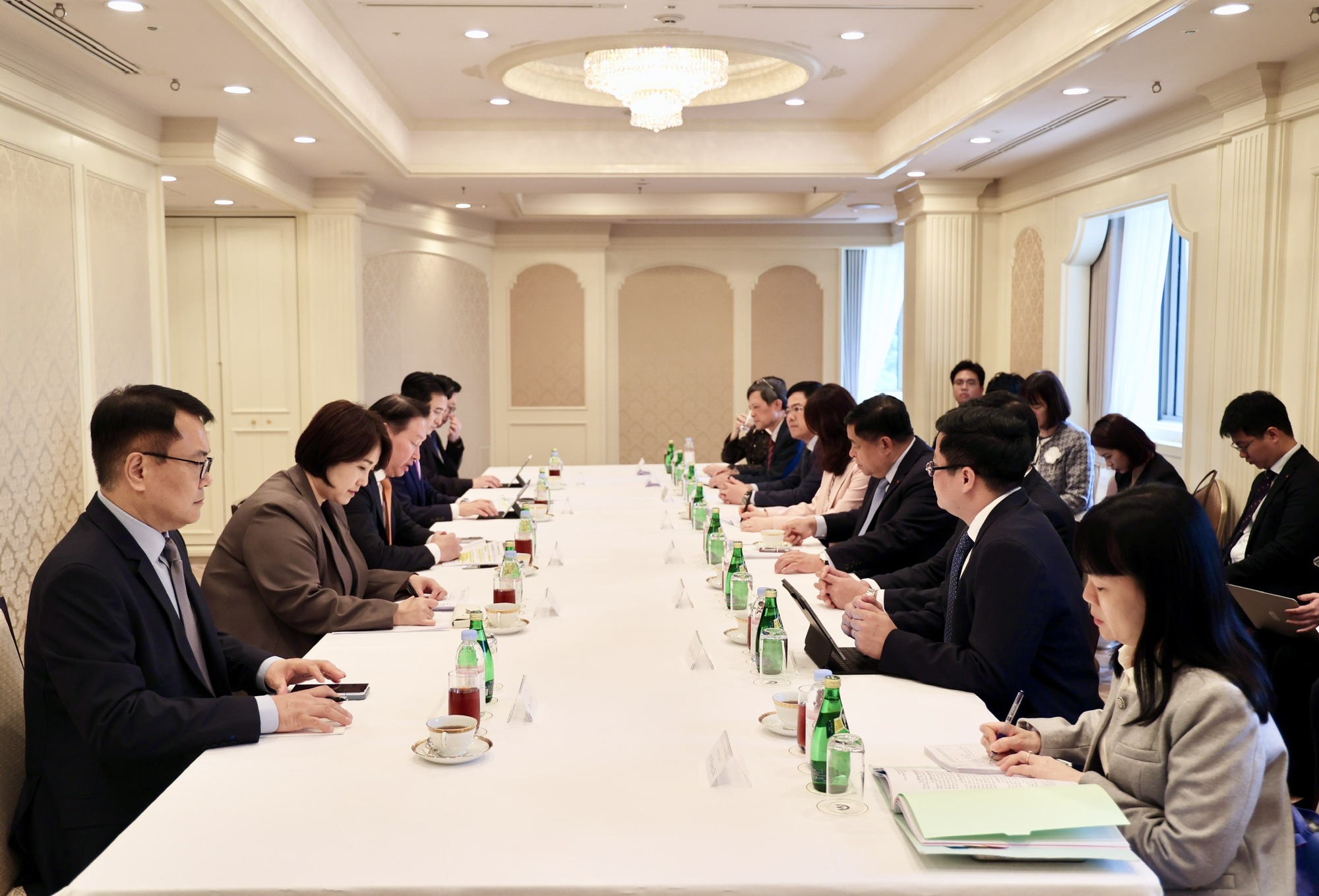 Phó Thủ tướng Nguyễn Chí Dũng và đoàn công tác của Chính phủ gặp gỡ và làm việc với Chủ tịch Tập đoàn SK Tae-Won Chey (Ảnh: VGP).