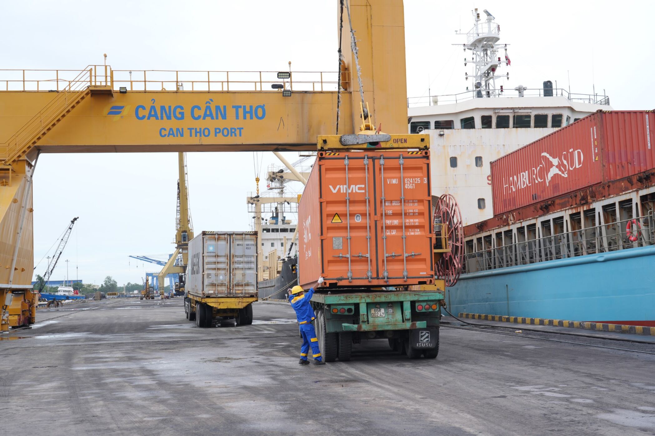 Những chuyến h&agrave;ng đầu ti&ecirc;n cập bến.