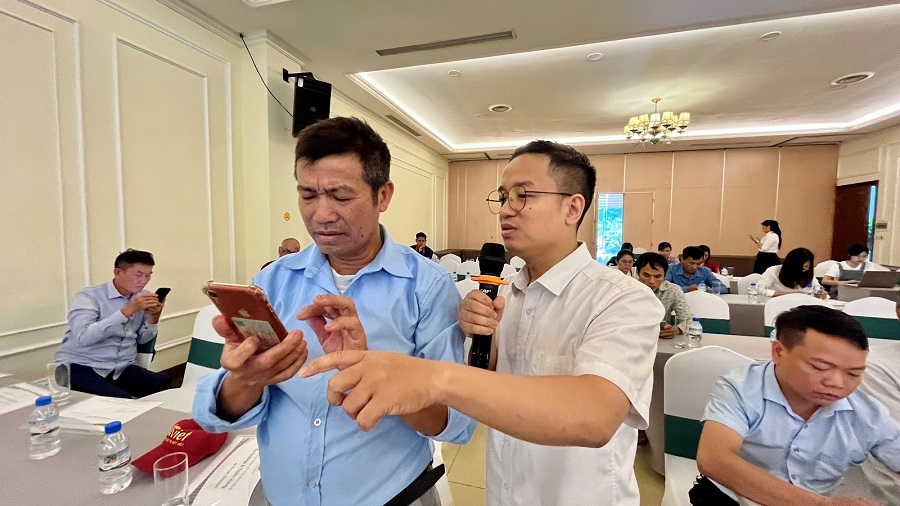 Chuyên gia hỗ trợ học viên tạo tài khoản, thiết lập gian hàng và đăng sản phẩm lên sàn thương mại điện tử