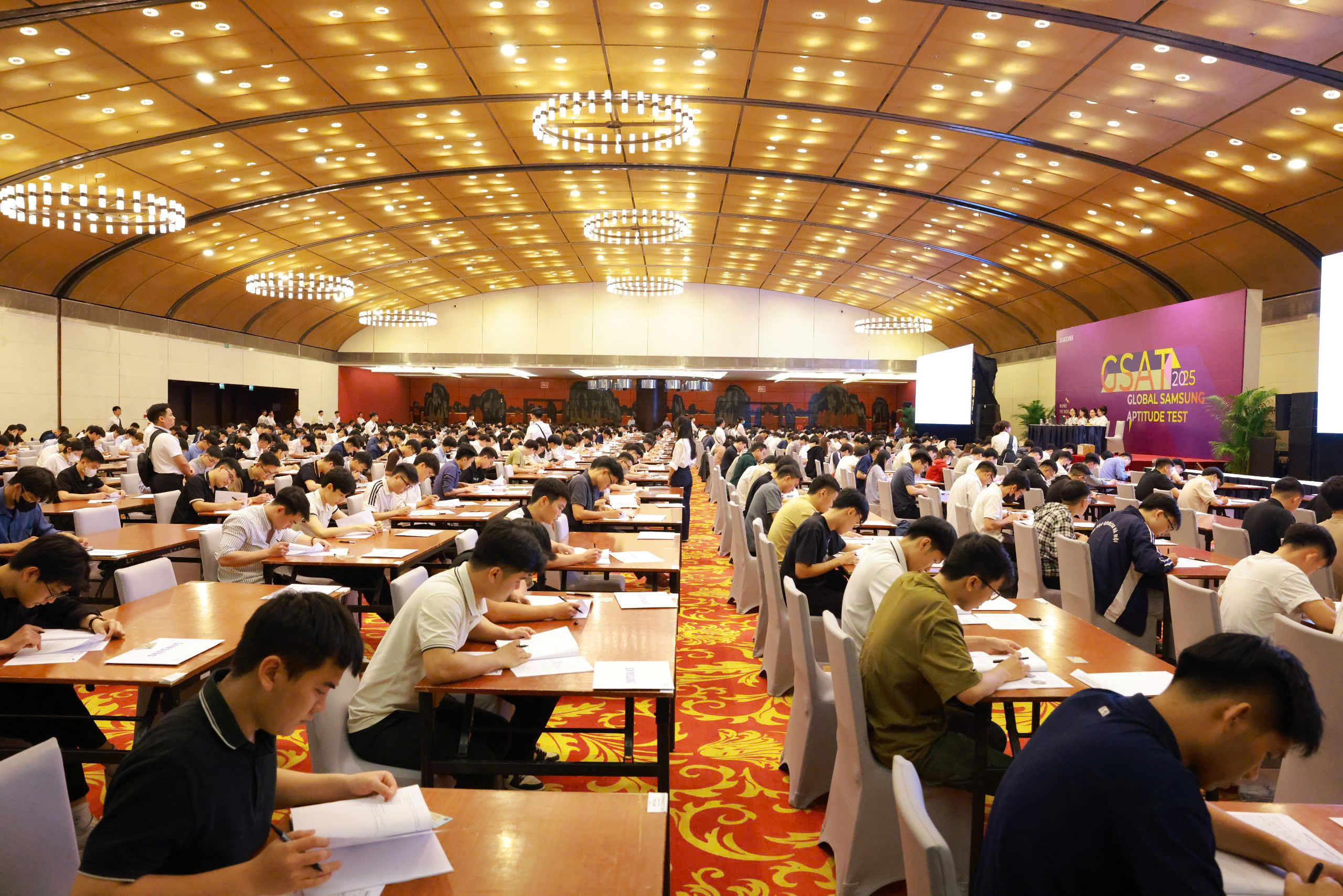 Các ứng viên tham dự vòng thi tuyển dụng.