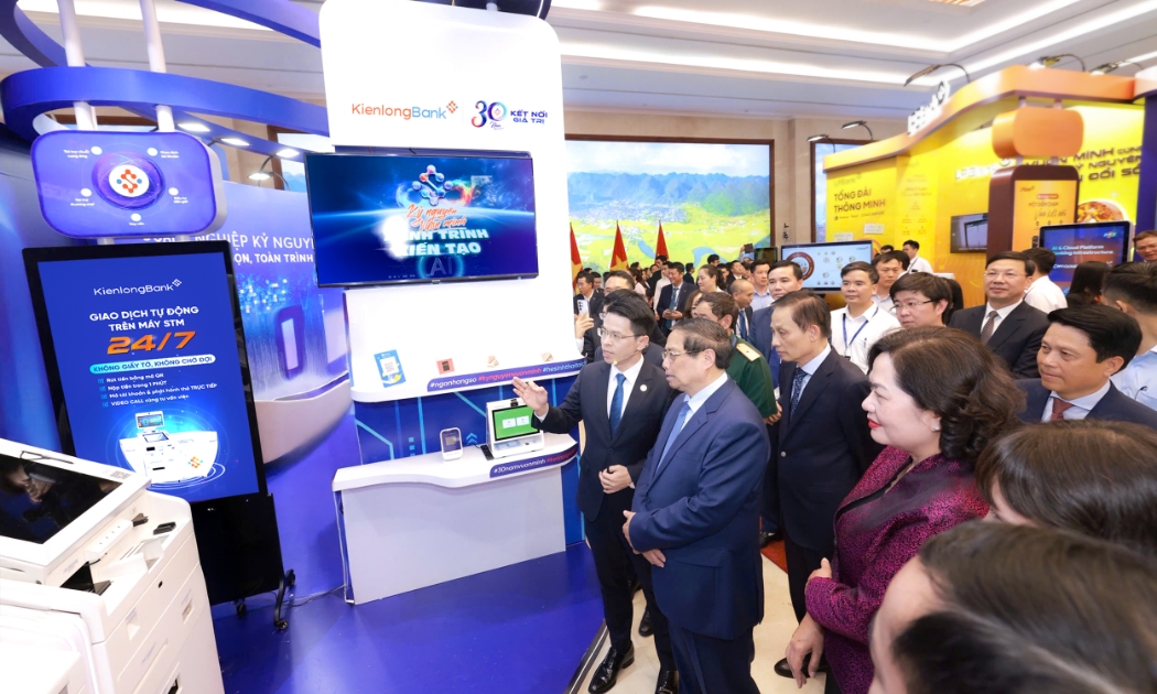 Ông Trần Ngọc Minh - Chủ tịch Hội đồng Quản trị KienlongBank cùng Lãnh đạo Ngân hàng báo cáo Thủ tướng, Thống đốc NHNN  hoạt động chuyển đổi số.