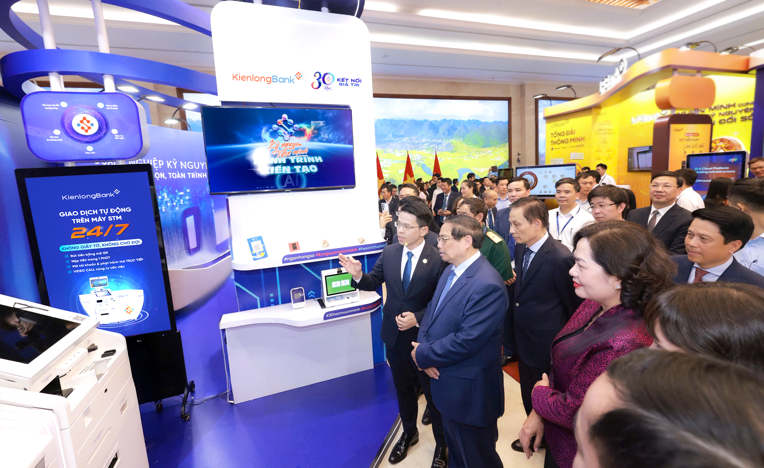 Ông Trần Ngọc Minh - Chủ tịch Hội đồng Quản trị KienlongBank cùng Lãnh đạo Ngân hàng báo cáo Thủ tướng, Thống đốc NHNN  hoạt động chuyển đổi số.