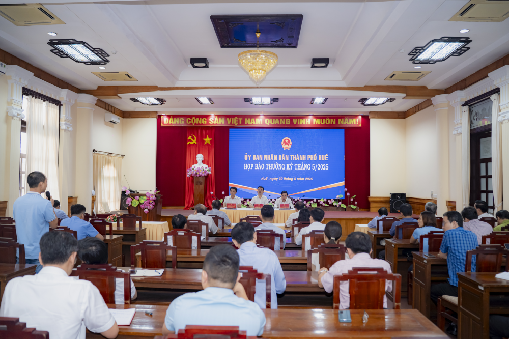 To&agrave;n cảnh buổi họp b&aacute;o