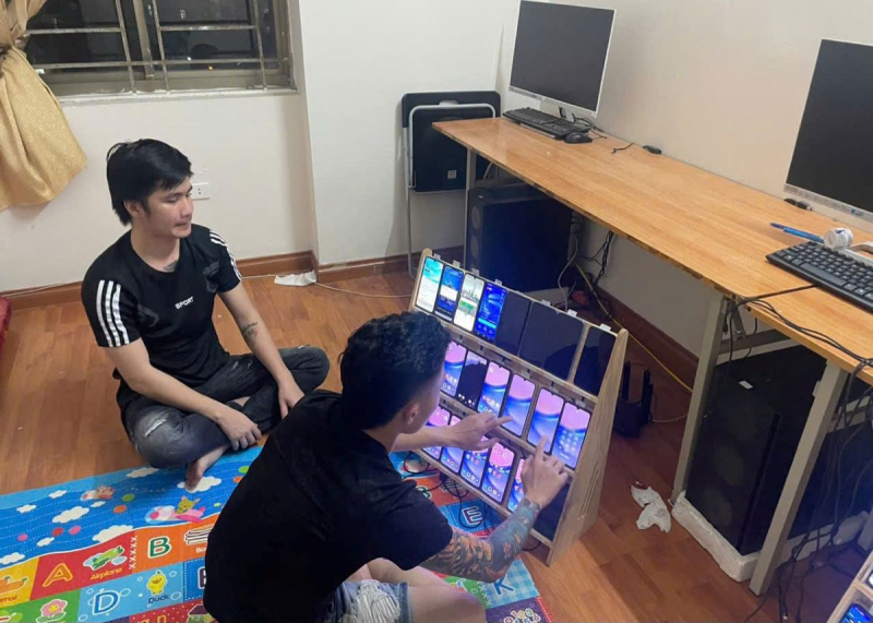 Đối tượng sử dụng điện thoại di động phục vụ hành vi đánh bạc, chuyển tiền - Ảnh PC02.