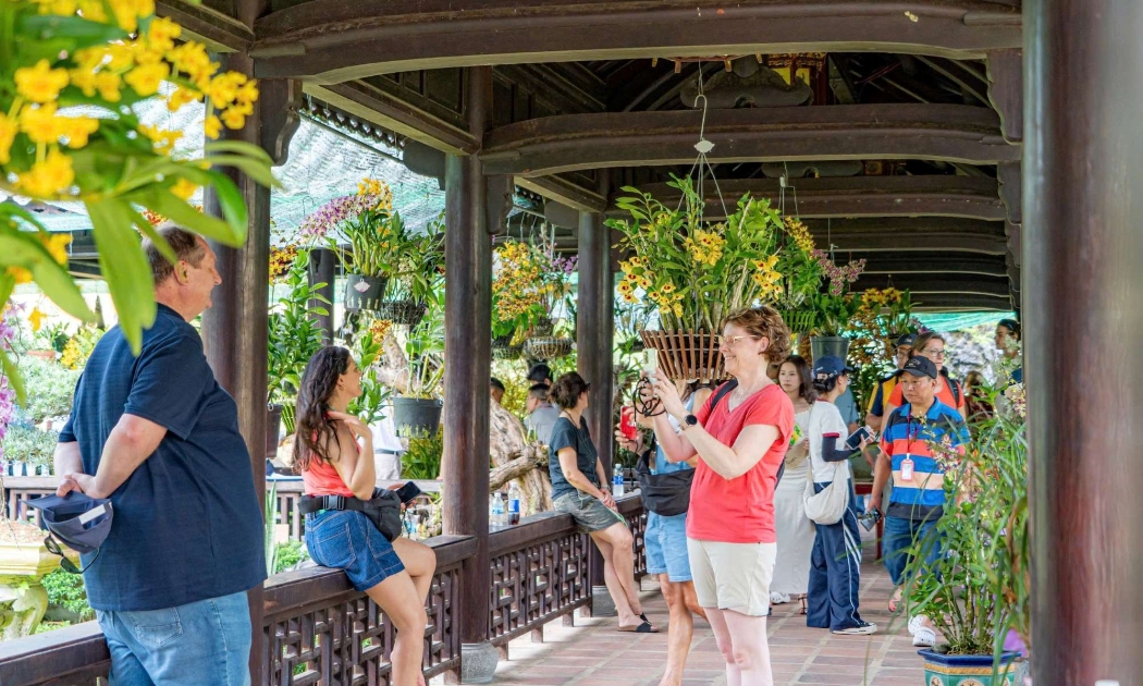 Triển lãm hoa kiểng 3 miền thu hút được tổ chức tại Đại Nội Huế vừa qua thu hút lượng lớn khách du lịch đến đây. Ảnh: Bảo Minh.