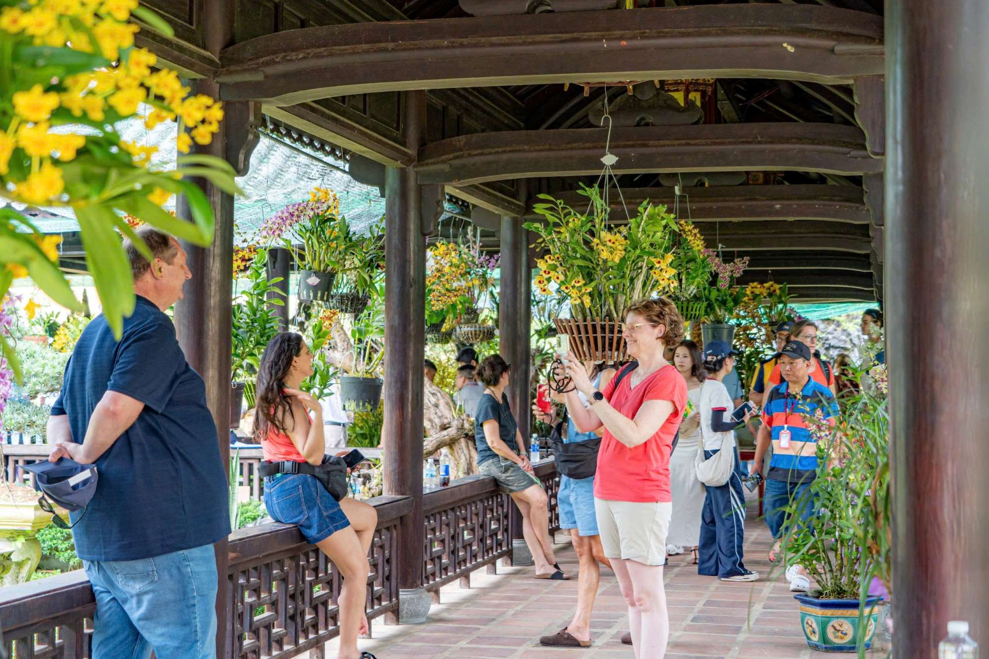 Triển lãm hoa kiểng 3 miền thu hút được tổ chức tại Đại Nội Huế vừa qua thu hút lượng lớn khách du lịch đến đây. Ảnh: Bảo Minh.