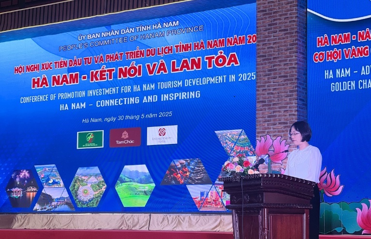 B&agrave; Phan Linh Chi , Ph&oacute; Cục trưởng Du lịch Quốc gia Việt Nam, Bộ Văn h&oacute;a, Thể thao v&agrave; Du lịch, ph&aacute;t biểu tại Hội nghị&nbsp;&ldquo;H&agrave; Nam - Kết nối v&agrave; lan toả&rdquo;.