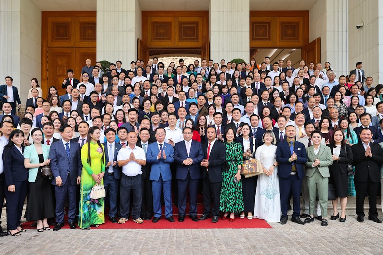 Thủ tướng chụp ảnh lưu niệm c&ugrave;ng doanh nghiệp - Ảnh: VGP.