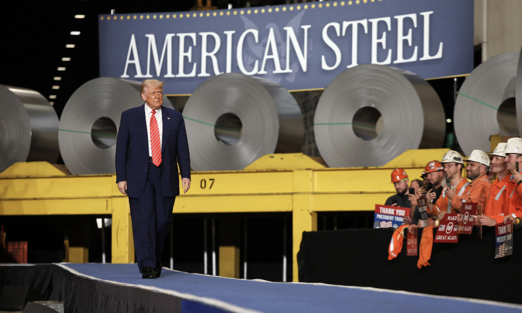 Tổng thống Mỹ Donald Trump trong cuộc gặp công nhân US Steel ngày 30/5 - Ảnh: Reuters.
