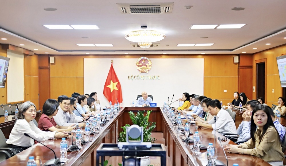 &Ocirc;ng Vũ B&aacute; Ph&uacute;, Cục trưởng Cục XTTM ,chủ tr&igrave; hội nghị giao ban.