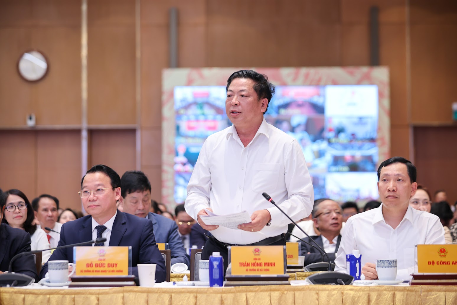 Bộ trưởng Bộ X&acirc;y dựng Trần Hồng Minh cho biết Bộ X&acirc;y dựng đ&atilde; triển khai 13 luật, hơn 30 nghị định, hơn 100 th&ocirc;ng tư để cải c&aacute;ch thủ tục h&agrave;nh ch&iacute;nh.