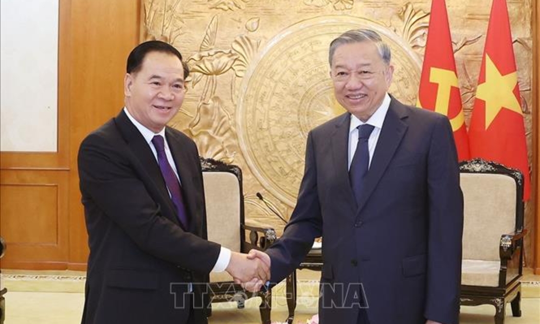 Tổng Bí thư Tô Lâm tiếp Bí thư Trung ương Đảng, Chánh Văn phòng Trung ương Đảng NDCM Lào Thongsalith Mangnomek. Ảnh: TTXVN