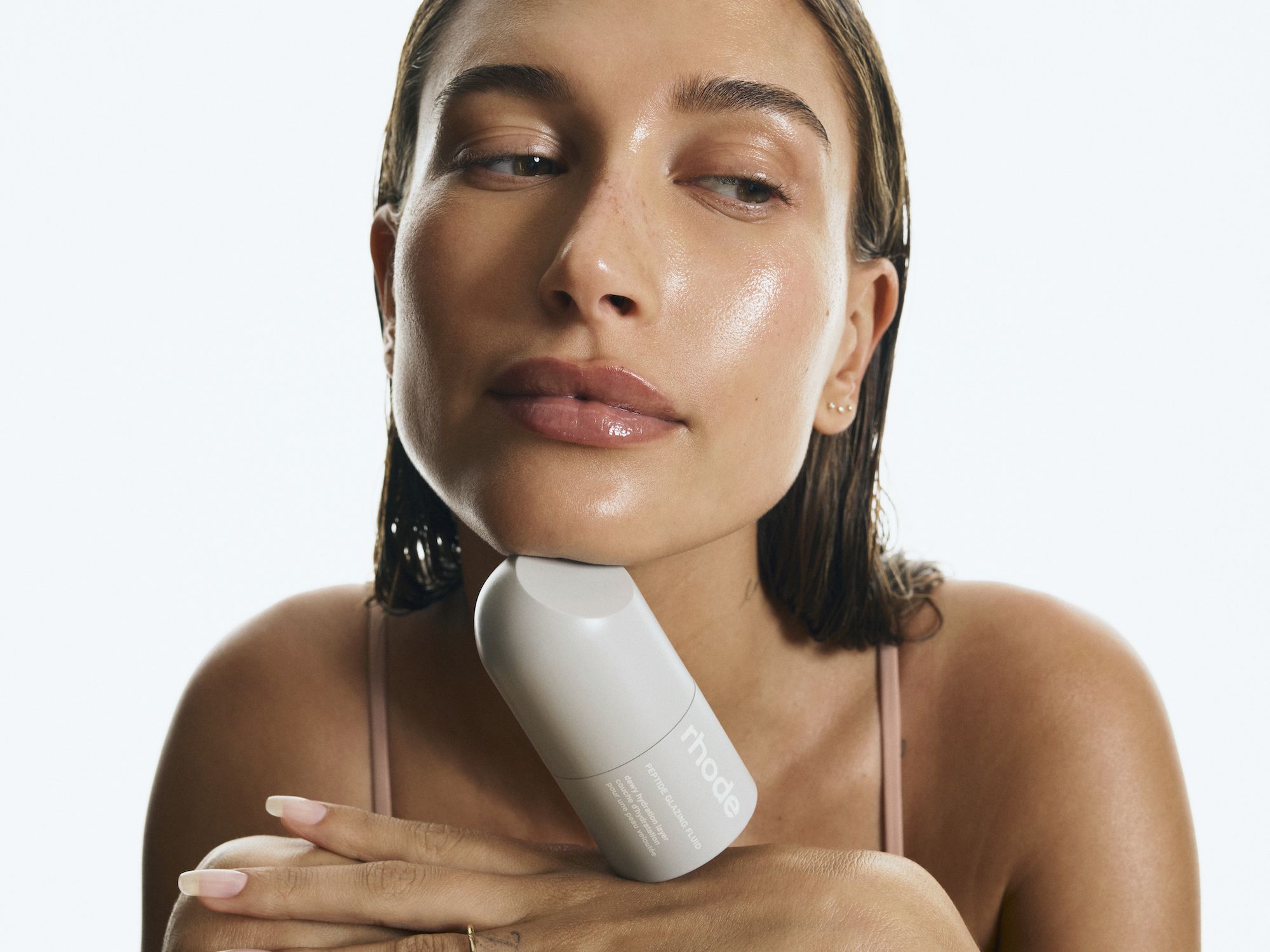 Hailey Bieber tự m&igrave;nh quảng b&aacute; sản phẩm tr&ecirc;n mạng x&atilde; hội.