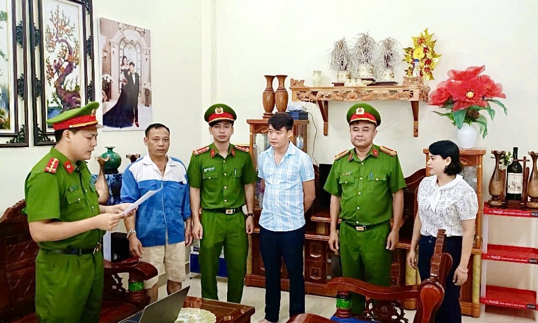 Cơ quan Cảnh sát điều tra Công an tỉnh Quảng Bình tống đạt quyết định khởi tố, lệnh bắt tạm giam đối với Lê Quang Hải, người mang áo sọc xanh (Chủ sở hữu Công ty Cổ phần IQ Group)