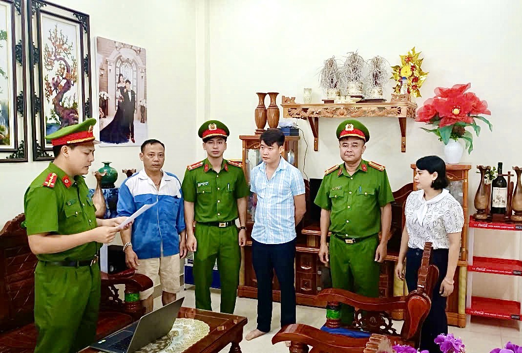 Cơ quan Cảnh sát điều tra Công an tỉnh Quảng Bình tống đạt quyết định khởi tố, lệnh bắt tạm giam đối với Lê Quang Hải, người mang áo sọc xanh (Chủ sở hữu Công ty Cổ phần IQ Group)