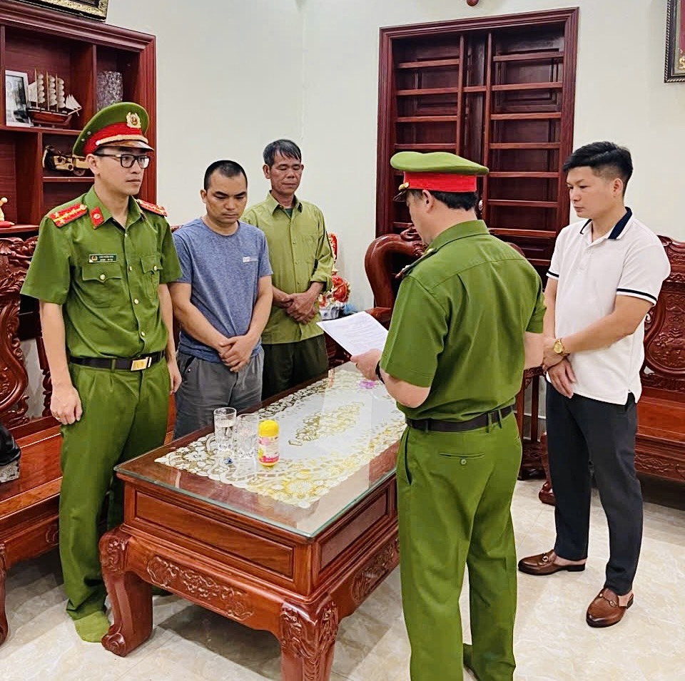 Cơ quan Cảnh s&aacute;t điều tra C&ocirc;ng an tỉnh Quảng B&igrave;nh tống đạt quyết định khởi tố, lệnh bắt tạm giam đối với L&ecirc; Thế Hải (&aacute;o phong xanh cổ tr&ograve;n) &ndash; Gi&aacute;m đốc C&ocirc;ng ty TNHH cung ứng nh&acirc;n lực Win Group.