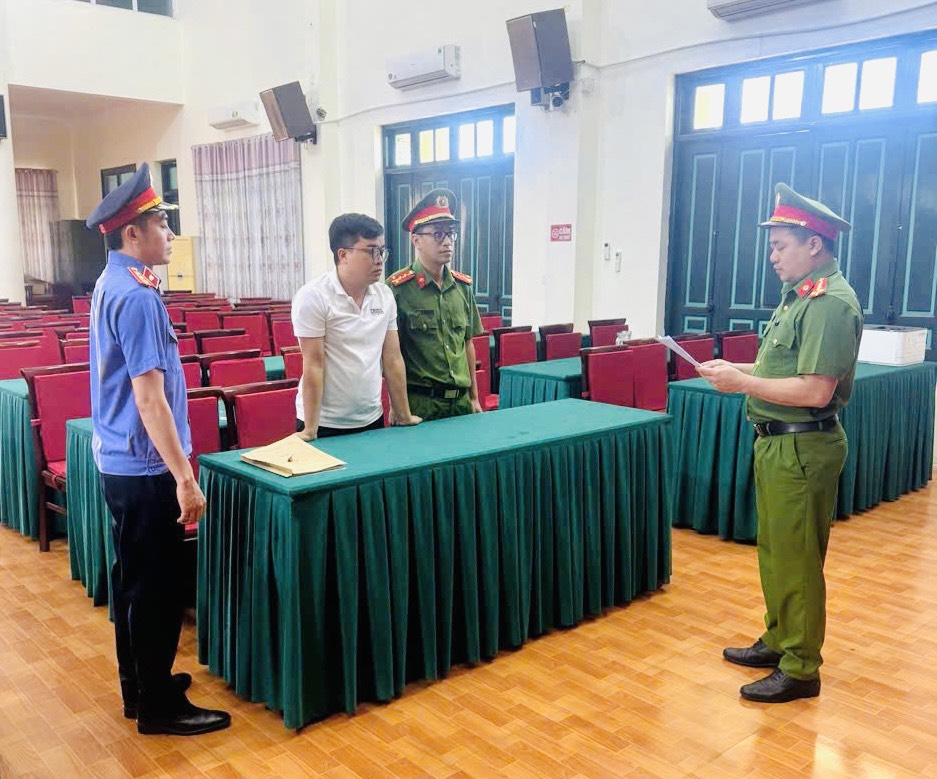 Cơ quan Cảnh s&aacute;t điều tra C&ocirc;ng an tỉnh Quảng B&igrave;nh tống đạt quyết định khởi tố, lệnh bắt tạm giam đối với Nguyễn Như Th&agrave;nh (Th&agrave;nh vi&ecirc;n g&oacute;p vốn c&ocirc;ng ty Win Group)