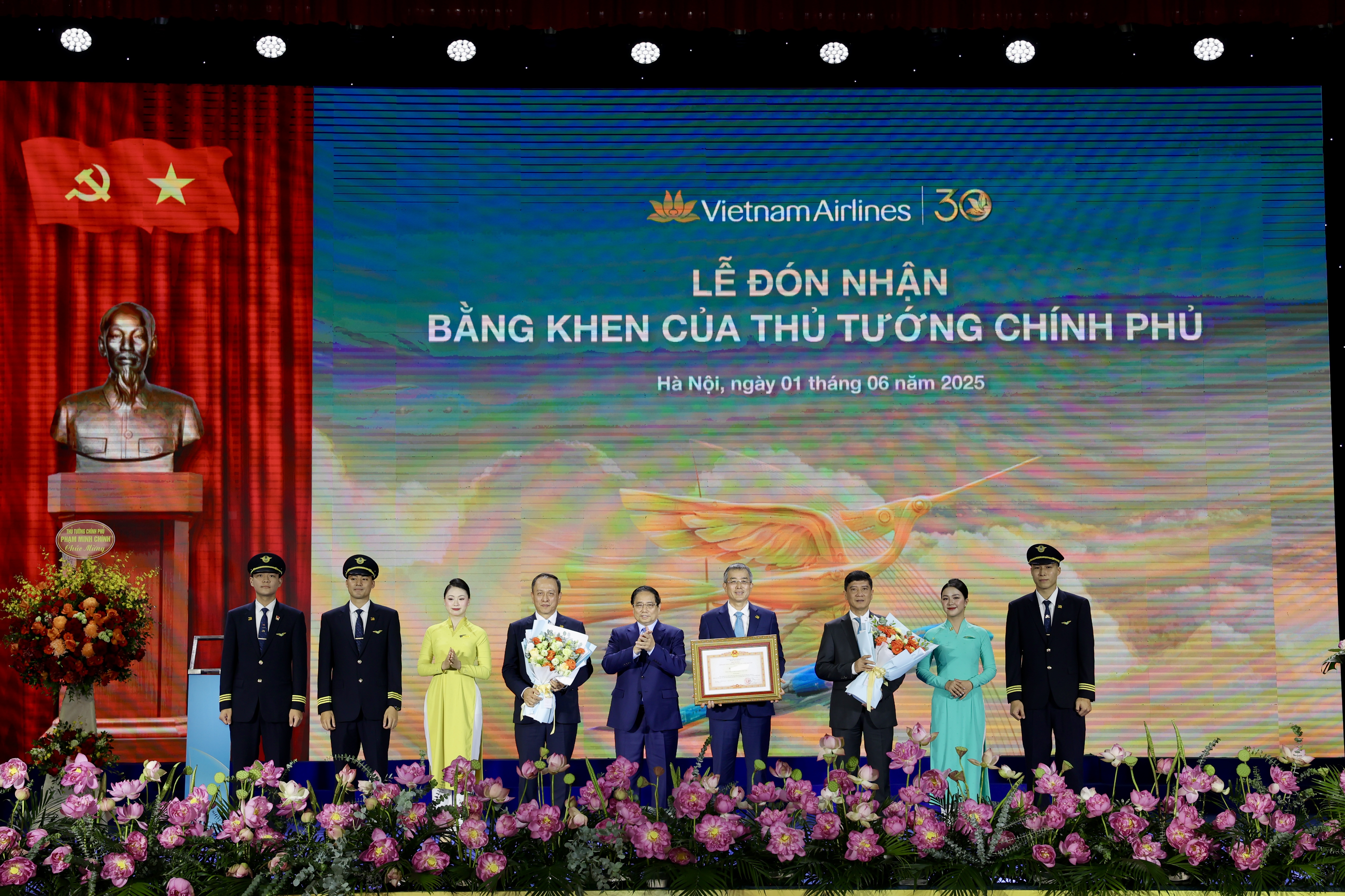 Thủ tướng Phạm Minh Ch&iacute;nh trao bằng khen của Thủ tướng Ch&iacute;nh phủ cho Tổng c&ocirc;ng ty H&agrave;ng kh&ocirc;ng Việt Nam.
