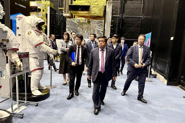 Phó Thủ tướng Nguyễn Chí Dũng và đoàn công tác Chính phủ thăm JAXA - Ảnh: VGP. 