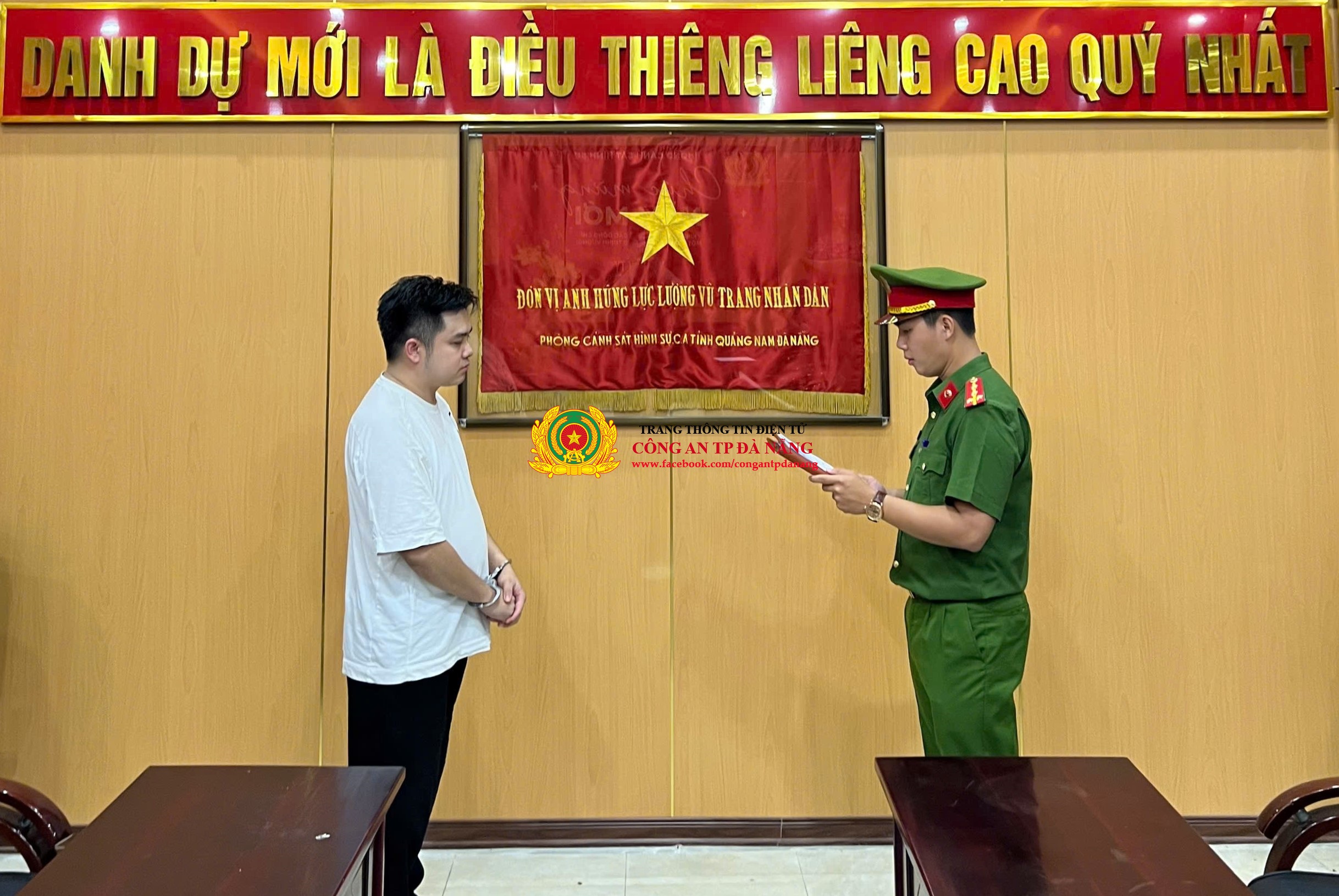 Cơ quan điều tra tống đạt quyết định với Nguyễn Văn Thành. Ảnh: Cổng thông tin điện tử Công an TP Đà Nẵng.