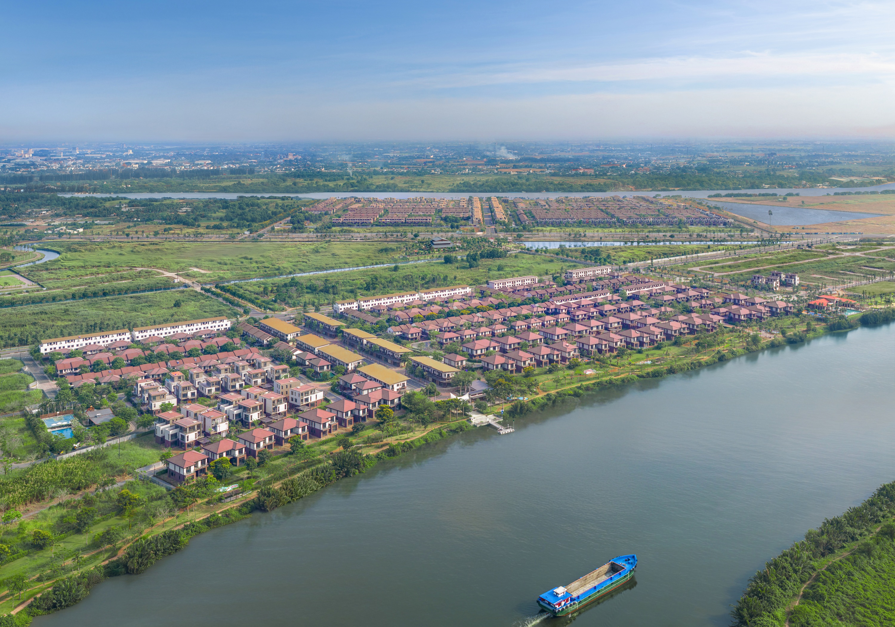 Waterpoint nằm tr&ecirc;n thế đất b&atilde;i bồi b&ecirc;n s&ocirc;ng V&agrave;m Cỏ Đ&ocirc;ng.