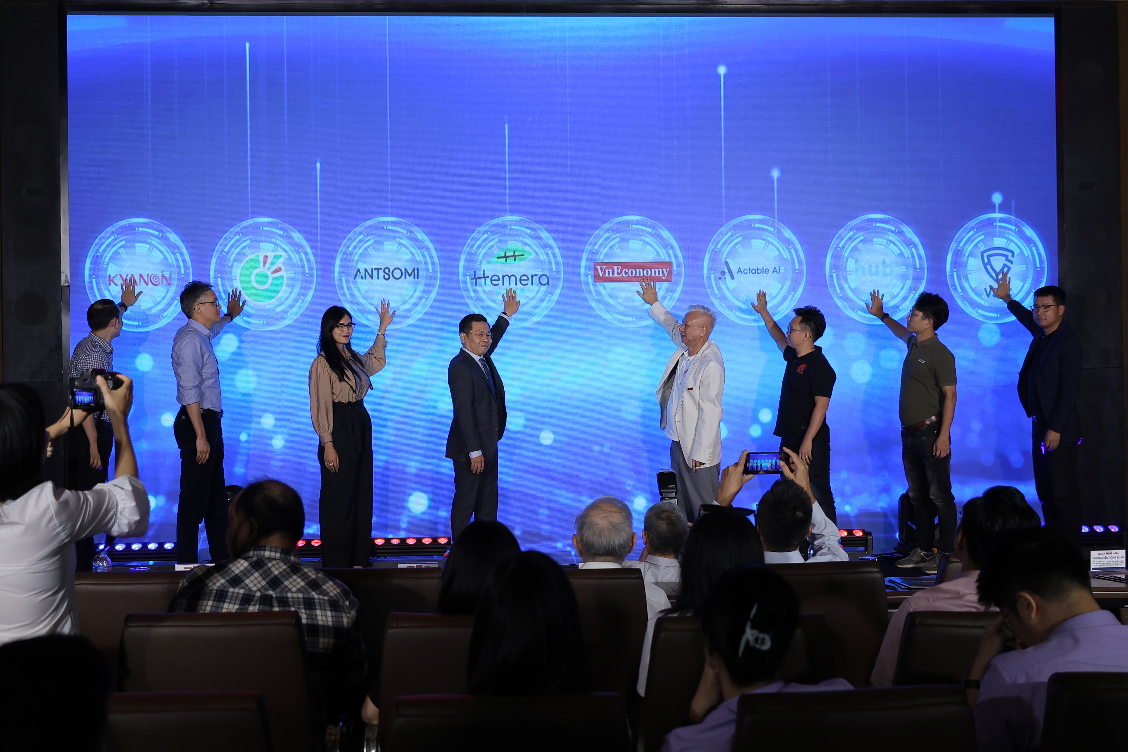 Các thành viên của Liên minh Khoa học Dữ liệu và Trí tuệ nhân tạo thực hiện nghi thức bấm nút, thành lập Liên minh. Ảnh: Chu Xuân Khoa