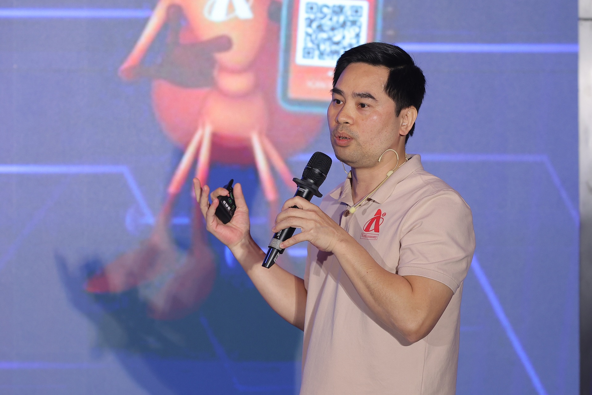 &Ocirc;ng Nguyễn Sỹ Ho&agrave;ng cho biết t&iacute;nh năng Askonomy l&agrave; một c&ocirc;ng cụ smart chat, t&iacute;ch hợp AI để hỗ trợ ph&acirc;n phối nội dung hiệu quả v&agrave; k&iacute;ch th&iacute;ch sự tương t&aacute;c chủ động từ ph&iacute;a độc giả.