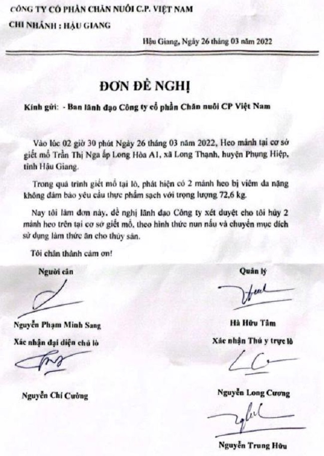 Bi&ecirc;n bản ti&ecirc;u thuỷ thịt lợn ghi ng&agrave;y 26/3/2022 với chữ k&yacute; của nhiều người, trong đ&oacute;&nbsp; c&oacute; c&aacute;n bộ th&uacute; y địa phương, được &ocirc;ng Cường tr&igrave;nh với đo&agrave;n kiểm tra.