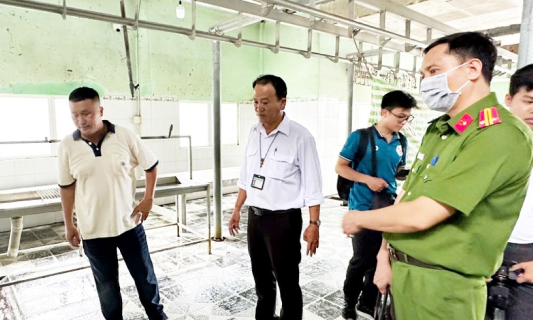 Đoàn liên ngành kiểm tra tại lò giết mổ gia súc Dũng Nga tại xã Thạnh Hòa, huyện Phụng Hiệp vào sáng 2/6/2025.
