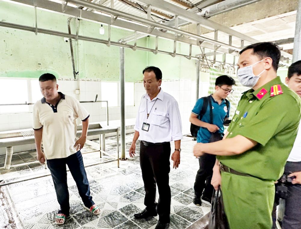 Đoàn liên ngành kiểm tra tại lò giết mổ gia súc Dũng Nga tại xã Thạnh Hòa, huyện Phụng Hiệp vào sáng 2/6/2025.