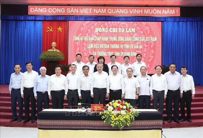 Tổng B&iacute; thư T&ocirc; L&acirc;m v&agrave; c&aacute;c đại biểu. Ảnh: TTXVN