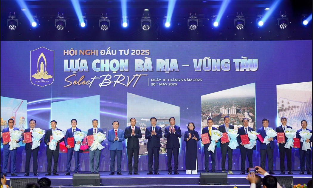 Phó thủ tướng Mai Văn Chính (giữa) và lãnh đạo tỉnh Bà Rịa - Vũng Tàu trao chứng nhận đầu tư cho các doanh nghiệp. Ảnh: Trường Hà