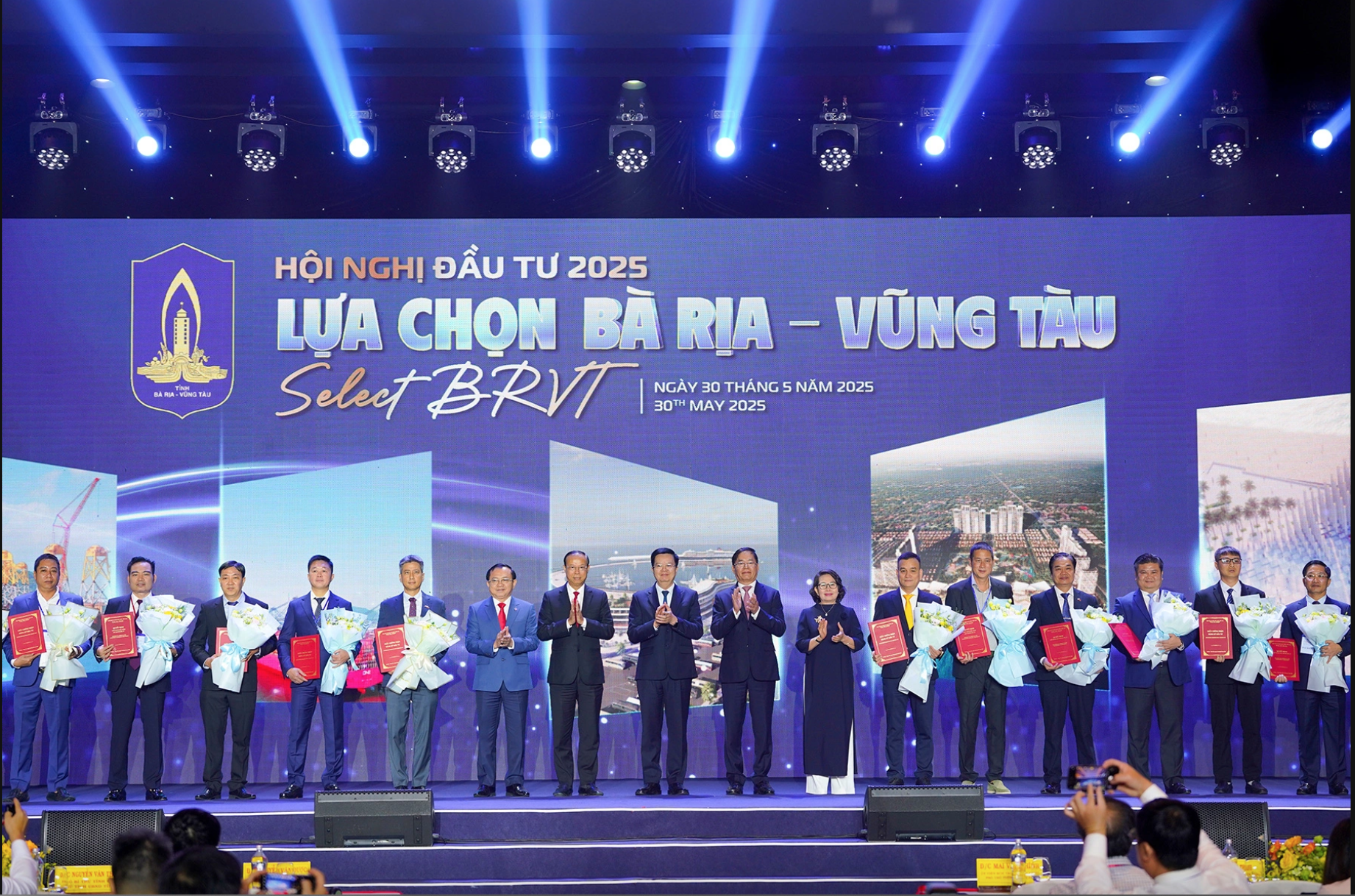 Phó thủ tướng Mai Văn Chính (giữa) và lãnh đạo tỉnh Bà Rịa - Vũng Tàu trao chứng nhận đầu tư cho các doanh nghiệp. Ảnh: Trường Hà