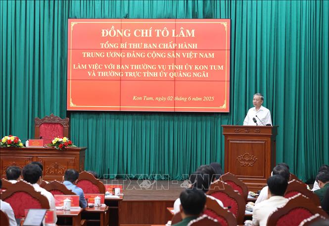Tổng B&iacute; thư T&ocirc; L&acirc;m v&agrave; Đo&agrave;n c&ocirc;ng t&aacute;c Trung ương l&agrave;m việc với Ban Thường vụ Tỉnh ủy Kon Tum v&agrave; Thường trực Tỉnh ủy Quảng Ng&atilde;i. Ảnh: TTXVN