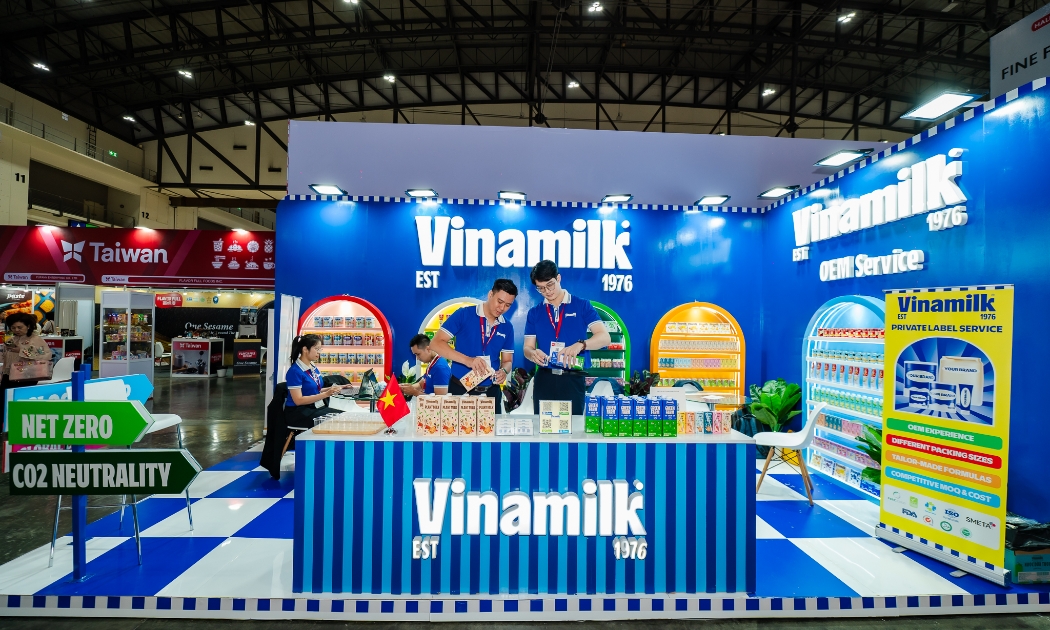 Gian trưng bày Vinamilk hiện diện ấn tượng tại ThaiFex 2025 và thu hút sự quan tâm của nhiều khách tham quan.