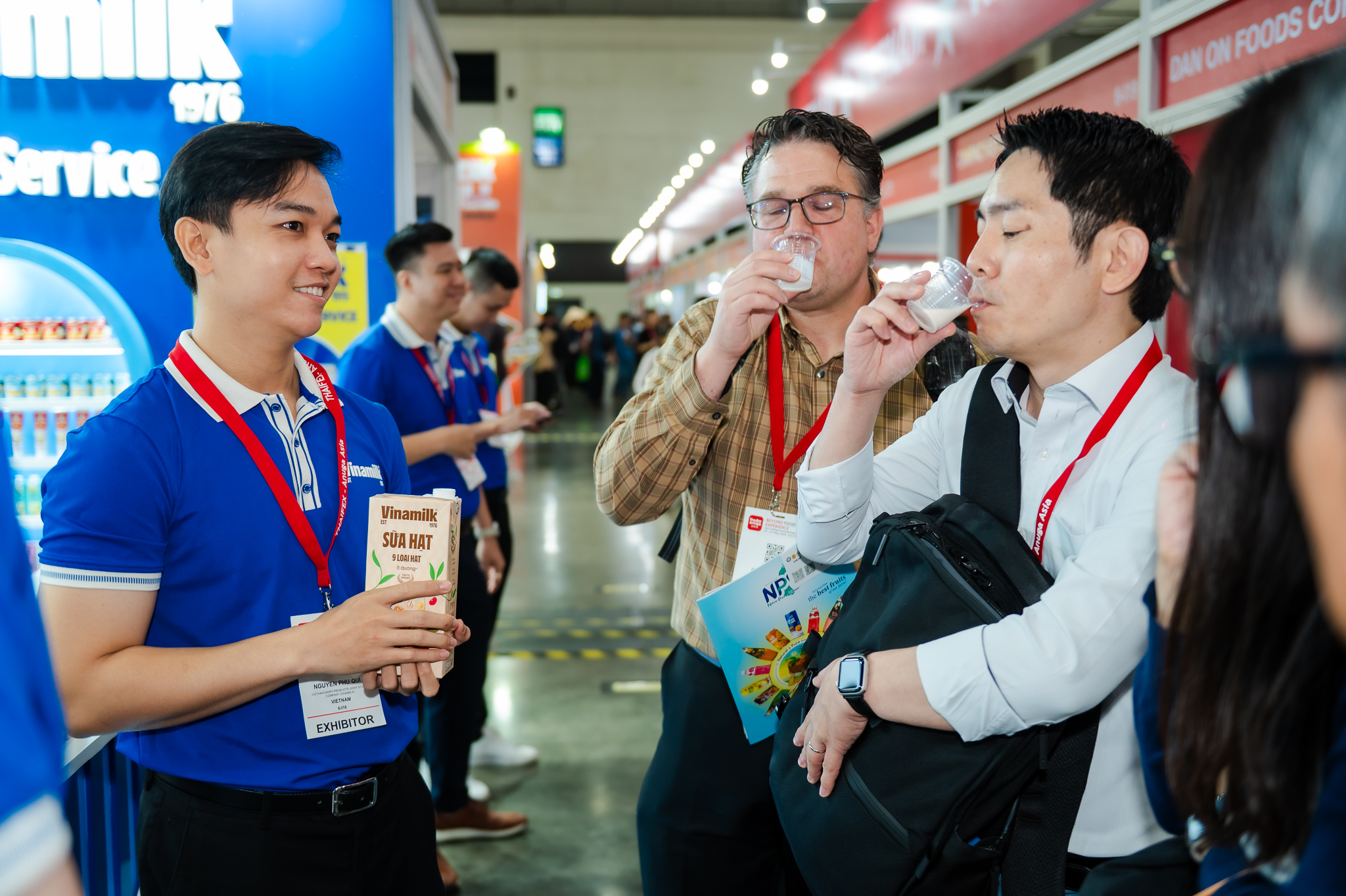 Sữa tươi tiệt tr&ugrave;ng Green Farm v&agrave; sữa hạt 9 loại hạt l&agrave; một trong những sản phẩm mới của Vinamilk được c&aacute;c kh&aacute;ch h&agrave;ng th&iacute;ch th&uacute; khi nếm thử, với cảm nhận hương vị tươi mới, thanh dịu.