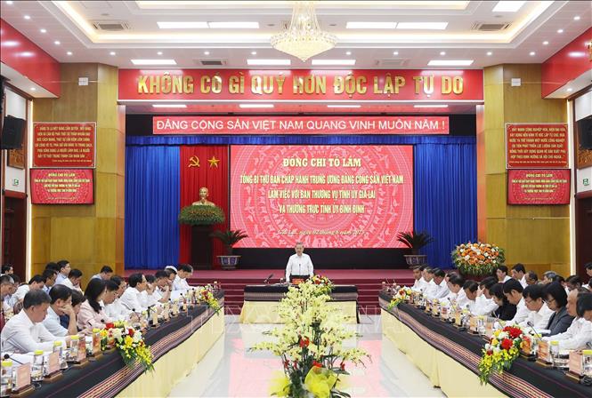 S&aacute;ng 2/6, tại Gia Lai, Tổng B&iacute; thư T&ocirc; L&acirc;m v&agrave; Đo&agrave;n c&ocirc;ng t&aacute;c Trung ương l&agrave;m việc với Ban Thường vụ Tỉnh ủy Gia Lai v&agrave; Thường trực Tỉnh ủy B&igrave;nh Định. Ảnh: TTXVN