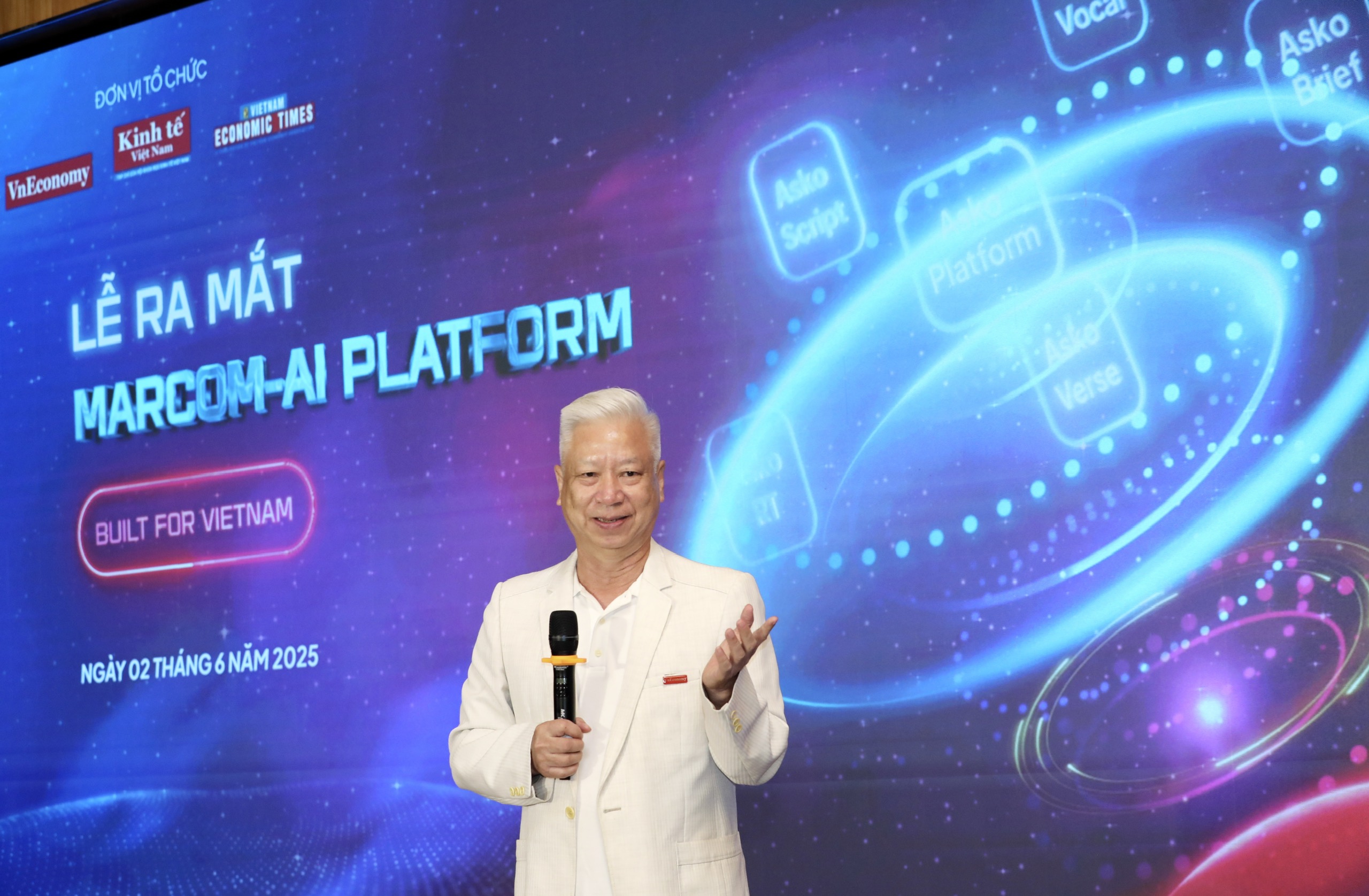 Chủ tịch Hội đồng trị sự, Tổng Thư k&yacute; to&agrave; soạn Tạp ch&iacute; Kinh tế Việt Nam/VnEconomy, Tổng Gi&aacute;m đốc hệ sinh th&aacute;i AI Asko Platform&nbsp;Đ&agrave;o Quang B&iacute;nh ph&aacute;t biểu khai mạc sự kiện ra mắt&nbsp;Marcom-AI Platform.