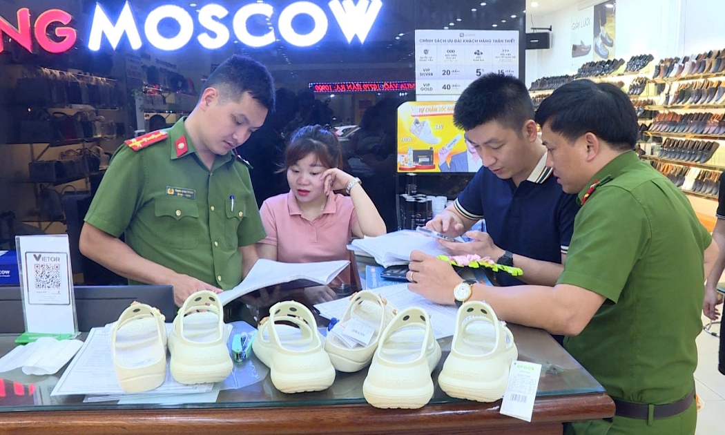 Cửa hàng Tùng Moscow (Thanh Hoá) bày bán các sản phẩm giả thương hiệu nổi tiếng.