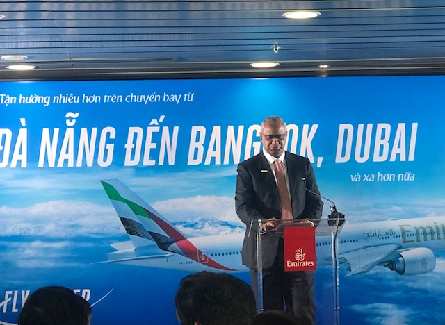 Ông Nabil Sultan, Phó Chủ tịch điều hành Phụ trách Kinh doanh Hành khách và Quản lý Quốc gia của Emirates phát biểu tại buổi lễ. Ảnh Ngô Anh Văn
