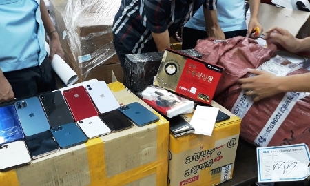 Truy tố vụ án buôn lậu 70.000 phụ kiện điện thoại “ngụy trang” là quần áo gia công