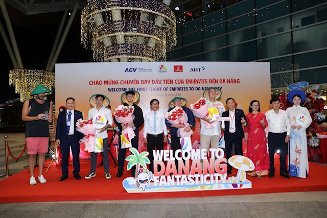 Những h&agrave;nh kh&aacute;ch đầu ti&ecirc;n tr&ecirc;n chuyến bay&nbsp;EK370 hạ c&aacute;nh xuống S&acirc;n bay Quốc tế Đ&agrave; Nẵng được l&atilde;nh đạo ng&agrave;nh H&agrave;ng kh&ocirc;ng v&agrave; Du lịch ch&agrave;o đ&oacute;n. Ảnh Ng&ocirc; Anh Văn