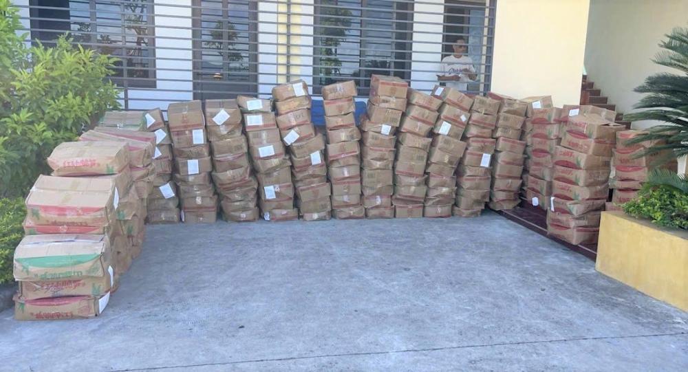 186 th&ugrave;ng h&agrave;ng, mỗi th&ugrave;ng chứa khoảng 600 g&oacute;i măng tẩm ướt gia vị.