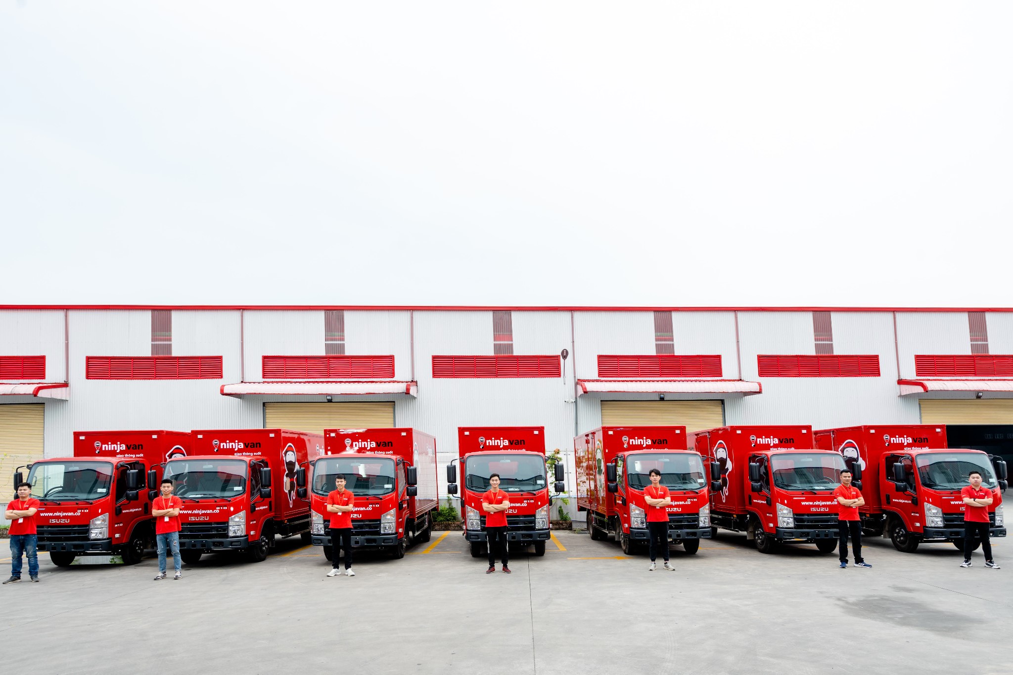Ninja Van sở hữu 5 kho v&ugrave;ng, hơn 500 trạm giao nhận v&agrave; 5.000 t&agrave;i xế phủ khắp cả nước.