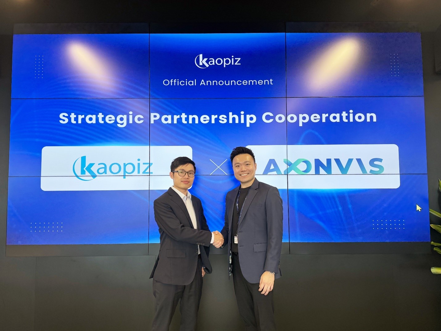 Ông Phùng Chí Hướng - Đồng sáng lập, Phó Tổng Giám đốc Kaopiz (trái) và ông Porshin Ng - Đồng sáng lập kiêm Giám đốc điều hành AXONVIS (phải) tại buổi thỏa thuận.