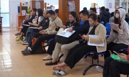 Lao động chờ làm thủ tục hưởng chế độ bảo hiểm thất nghiệp tại Hà Nội. Ảnh: TH.